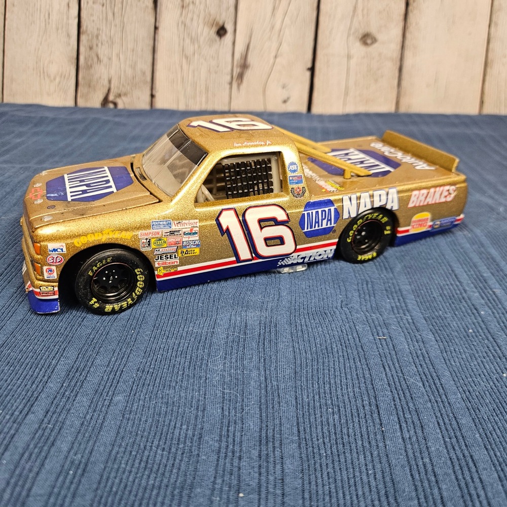 Action Ron Hornaday Jr 16 NAPA Chevy Gold 1:24 Diecast Truck NASCAR Collectable